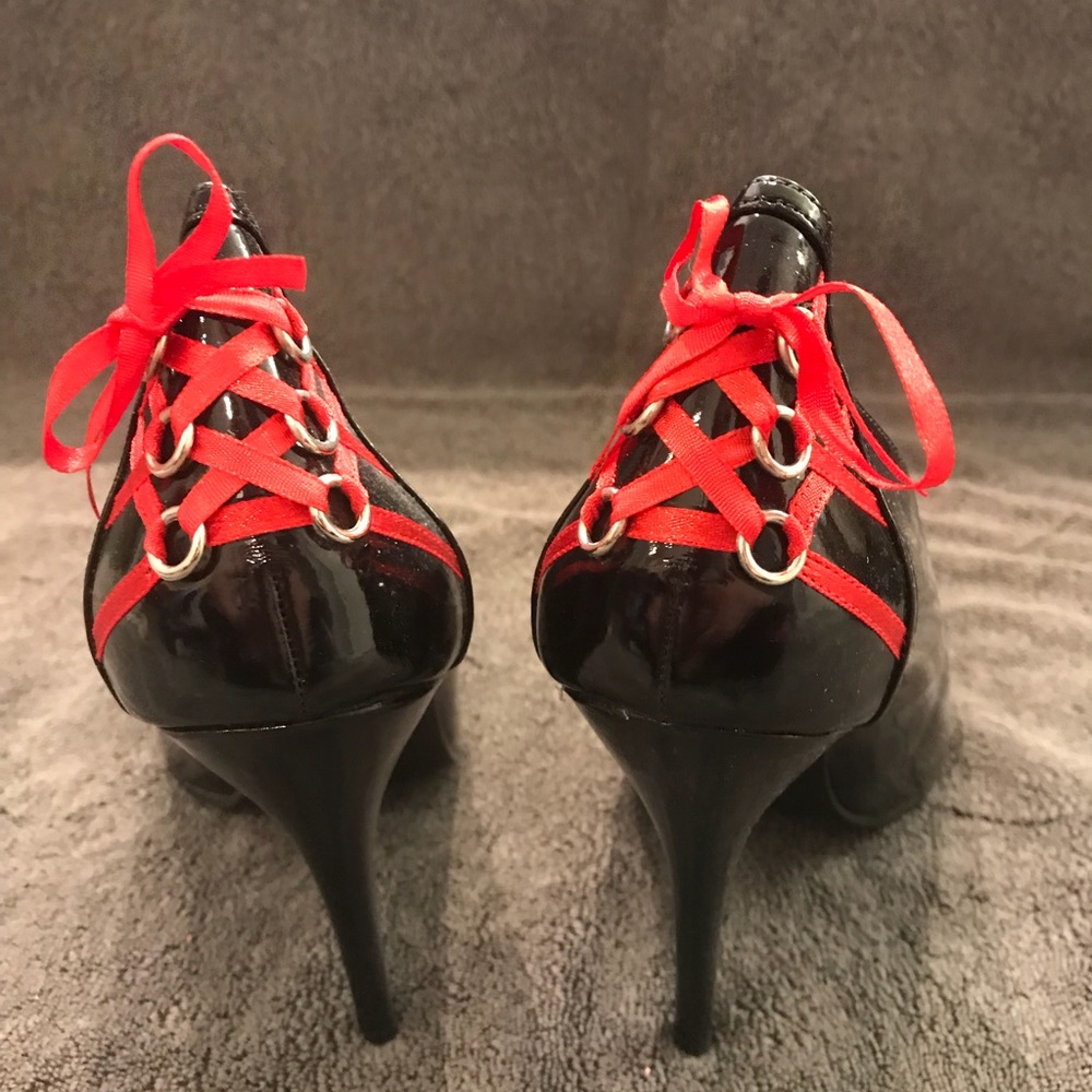 RED CORSET DETAIL BLACK PATENT HEELS SZ 10